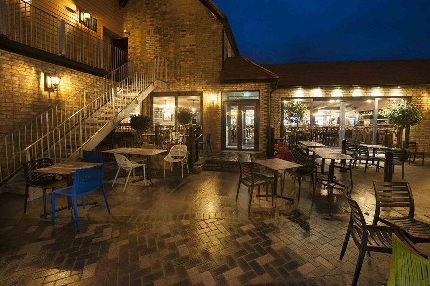 The Crown Hotel Wetherspoon Biggleswade Extérieur photo
